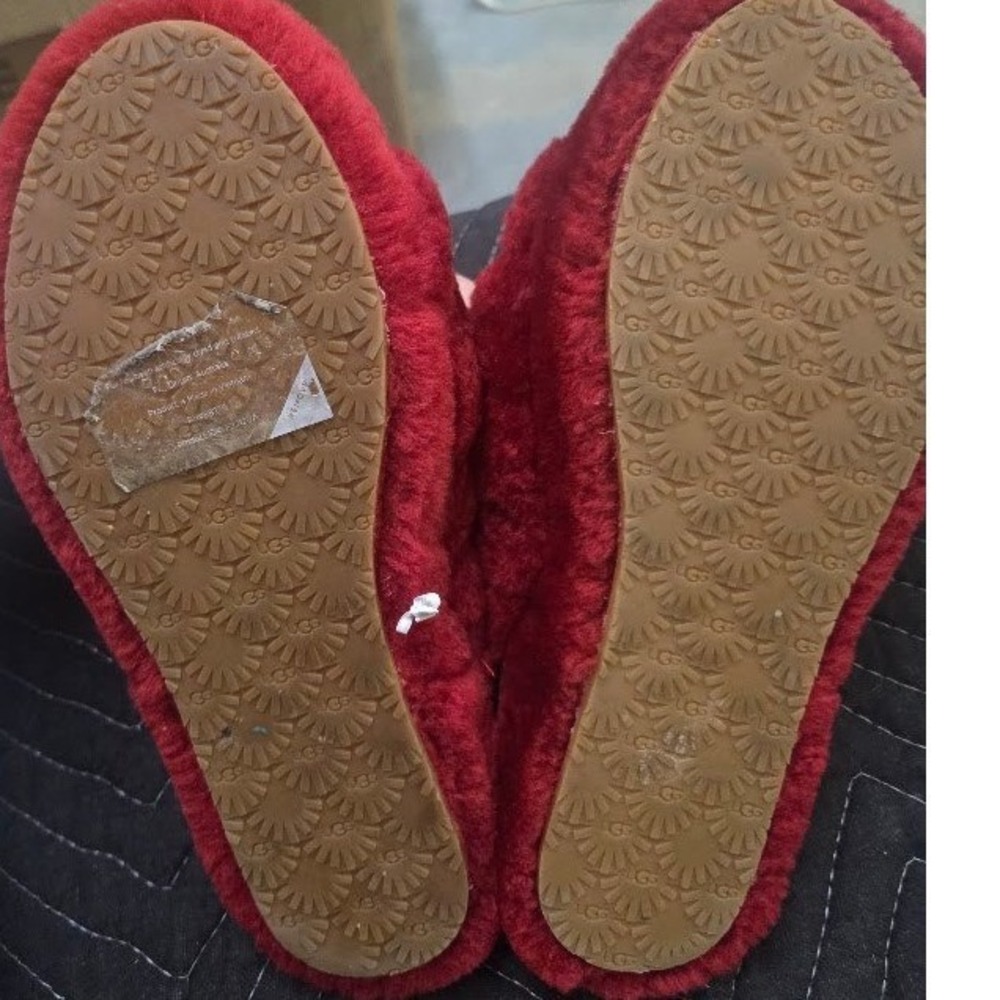 UGG Fluff Yeah Slide Red Sheepskin Logo Strap Sandals Kids Size 5 Women 7 - Picture 2 of 4